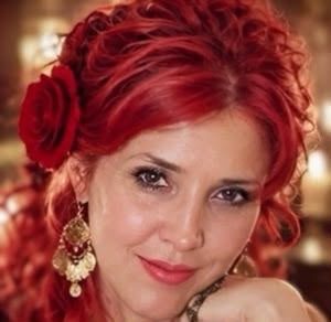 Başak Arslan saçında kırmızı gülle